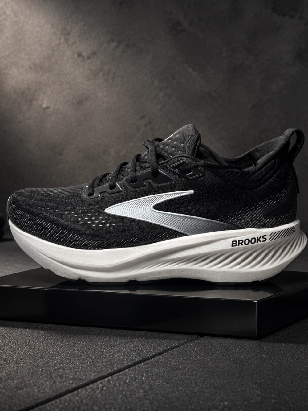 Brooks Glycerin GTS 23 Men's size 9.5 Black Running Shoe with White Accent new